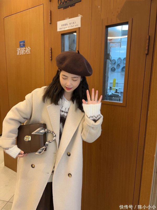 安福相册 绝了 杏色大衣也配头太慈悲了吧｜小个子OOTD
