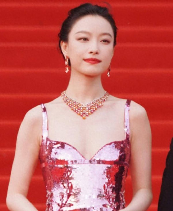 莆田安福家园 倪妮北影节红毯穿亮片裙气场足，侧脸浅笑风情万种好意思翻！