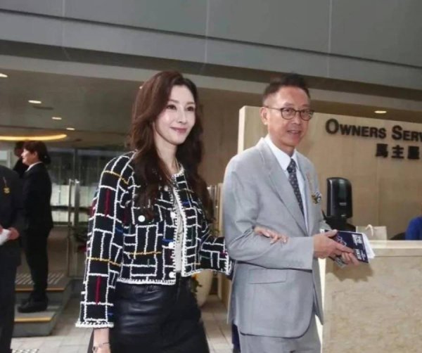 莆田安福家园 李嘉欣穿情侣装看演唱会活力满满，许晋亨贴心伴随
