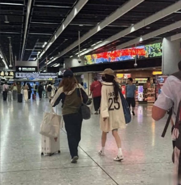 莆田安福相册 杨幂“素颜现身”香港高铁，网友偶遇，母女低调生计揭秘！