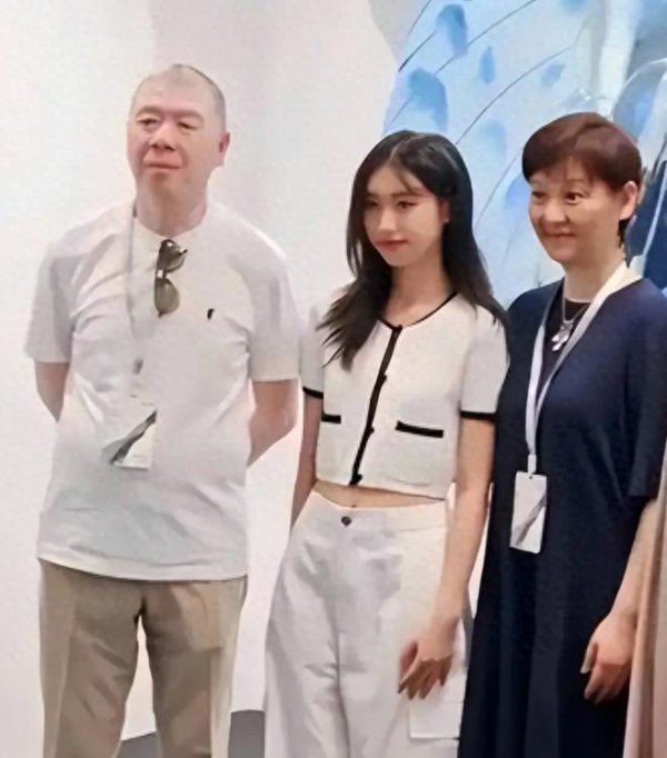 莆田安福家园 冯小刚19岁女儿与赵丽颖合照，两大好意思女同框笑脸甜好意思超养眼