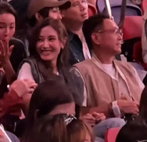 安福相册 谢霆锋父子三东谈主同框照曝光！18岁谢振轩超和睦，对弟弟有血脉压制