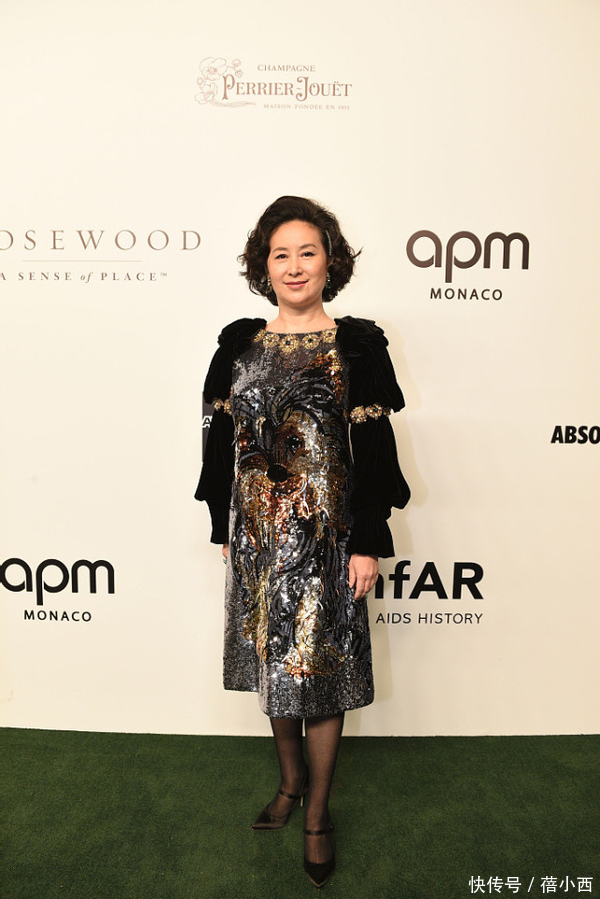 安福相册 62年的何超琼身材丰腴，穿亮片连衣裙非凡高贵，不愧是赌王爱女