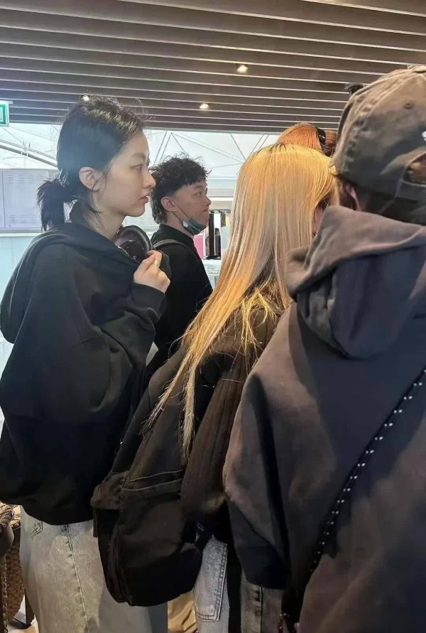 莆田安福相册 陈奕迅一家日本遛弯，20岁犬子开头爸爸半个头