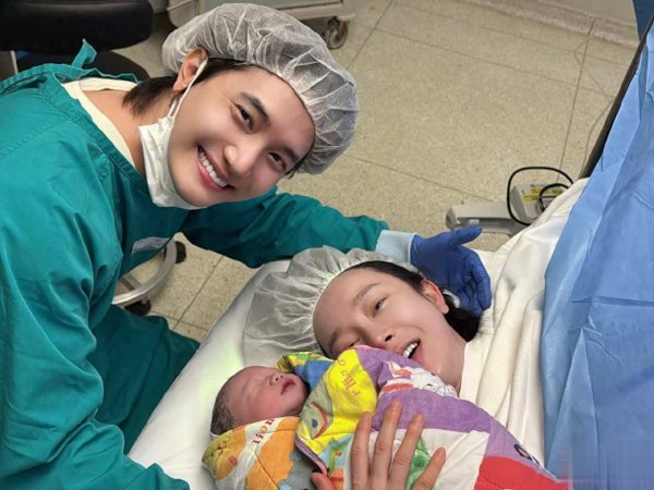 莆田安福相册 张檬产后28天首出面，变好意思脸不僵，女儿喝母乳小脸胖嘟嘟