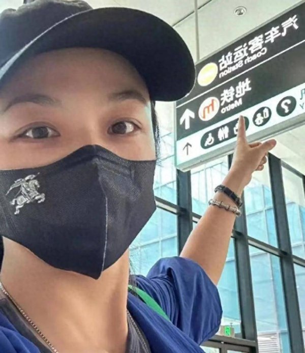 莆田安福相册 汤唯杭州公交地铁出行，戴黑帽口罩严密仍被认出