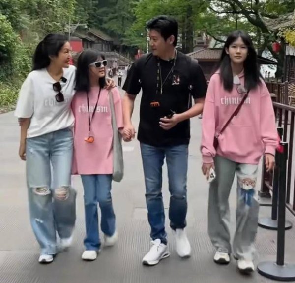 莆田安福家园 对爱妻一见属意无绯闻，一家四口大长腿号称东谈主生赢家