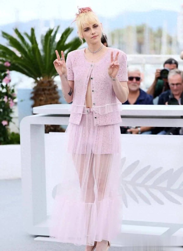 安福相册 小K婚后首贸易亮相戛纳红毯，穿香奈儿却眼袋大相貌憔悴