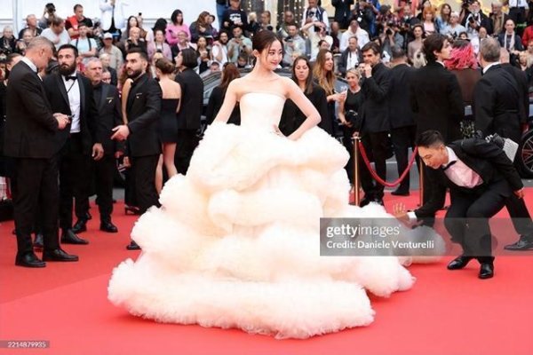 莆田安福家园 网红千惠高调亮相戛纳红毯，“超大云朵”裙好意思出圈！