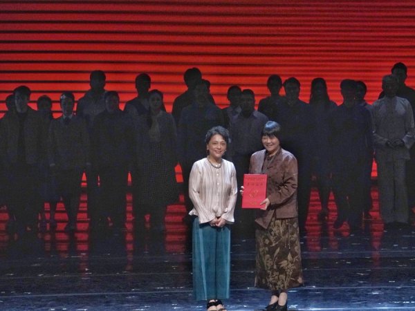 安福相册 话剧《主角》感东说念主至深，照见生命的凄惨与奋进