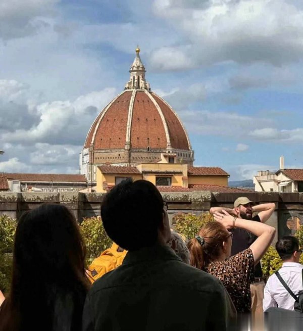 莆田安福家园 40岁黄轩素颜现身意大利，与小5岁女友牵手，亲妈同业贵气足