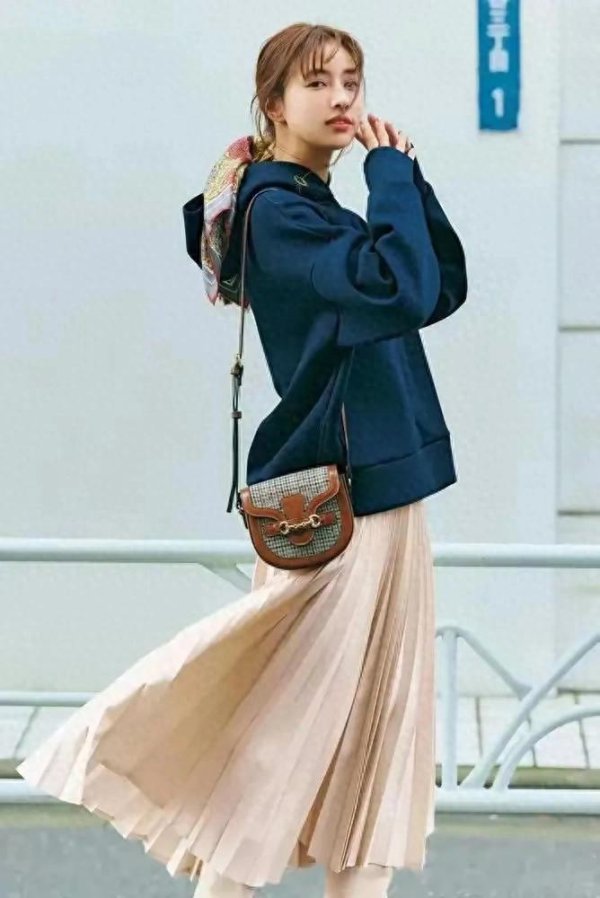 安福相册 女东谈主年岁大了要多礼，切忌少穿卫衣，多穿“T恤和衬衫”，更减龄