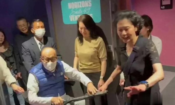 莆田安福家园 96岁李嘉诚现身演唱会，头上血管泄露，体格情状引揣测！