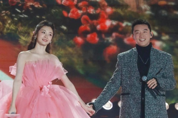 莆田安福相册 郑恺带三岁女儿骑行，父子正脸酷似，苗苗在家侍弄六块小菜地