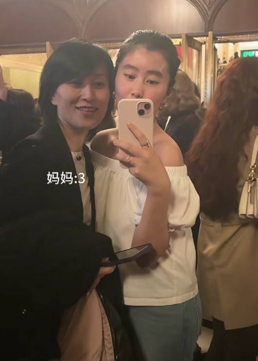 莆田安福家园 杨子大儿子伯克利毕业晒与母合影，颜值实力引争议！