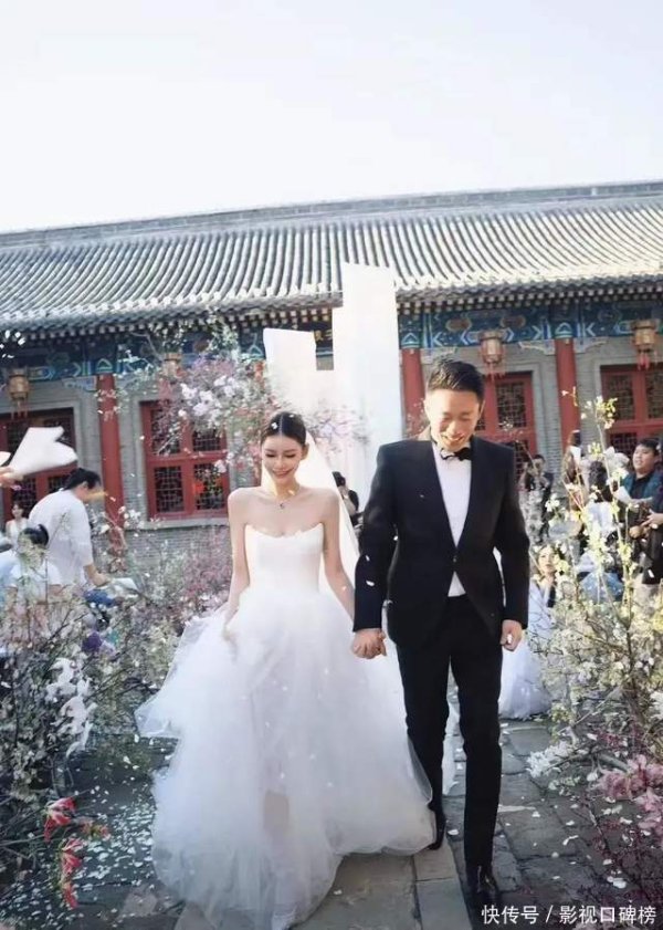 安福相册 汪小菲在别墅接待马筱梅的闺蜜，装修有作风，在花坛一角烤全羊