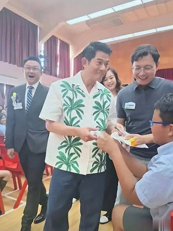 莆田安福家园 61岁郭富城投入犬子学校活动，穿花衬衫帅过30岁家长