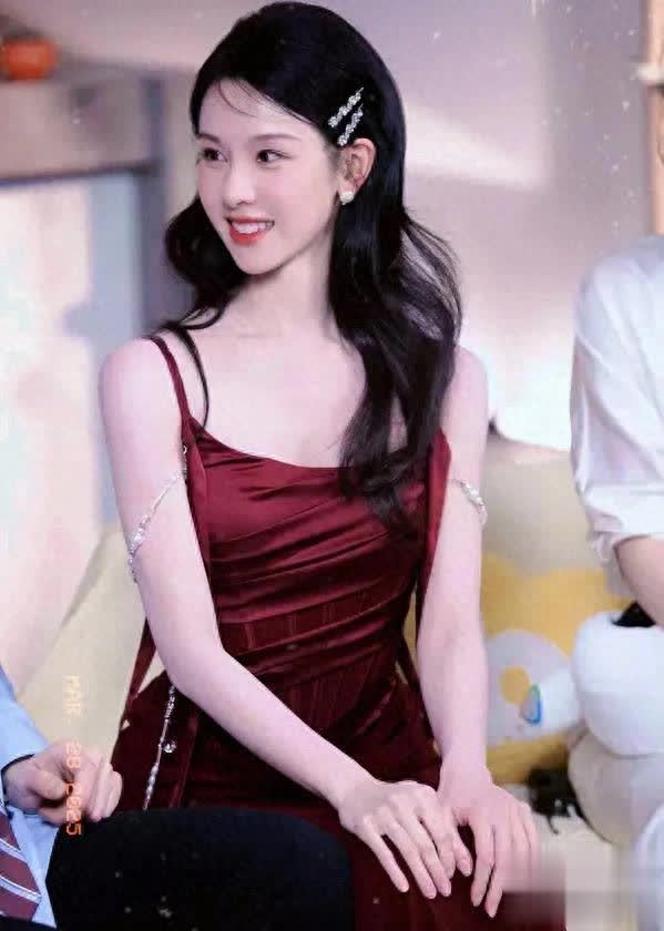 莆田安福家园 陈齐灵化身职场丽东谈主，旧雨再会带来优雅灵动惊喜？