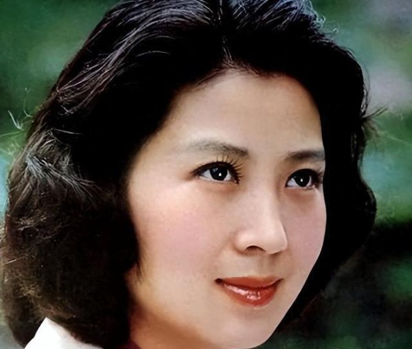 安福相册 吴海燕近况：假寓上海，丈夫离世半年多，71岁气质优雅