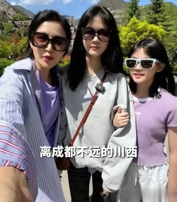 安福相册 鲍蕾母女游川西作念酥油茶穿藏袍，13岁二儿子颜值逆袭好漂亮