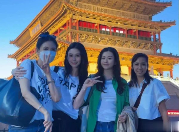 莆田安福家园 邱淑贞和长女参不雅戎马俑，母女穿同款似姐妹，23岁沈月颜值高