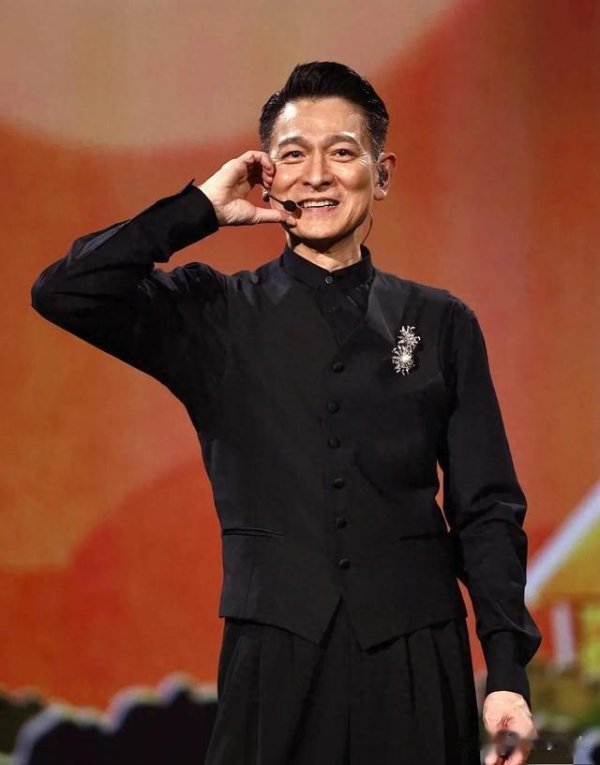 安福相册 刘德华现身北京机场，衣着皱巴仍帅气，破例给粉丝签名