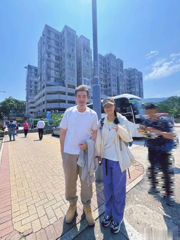 安福相册 TVB一哥陈豪西贡逛街，先锋清醒有胡渣，竟少许不显老！