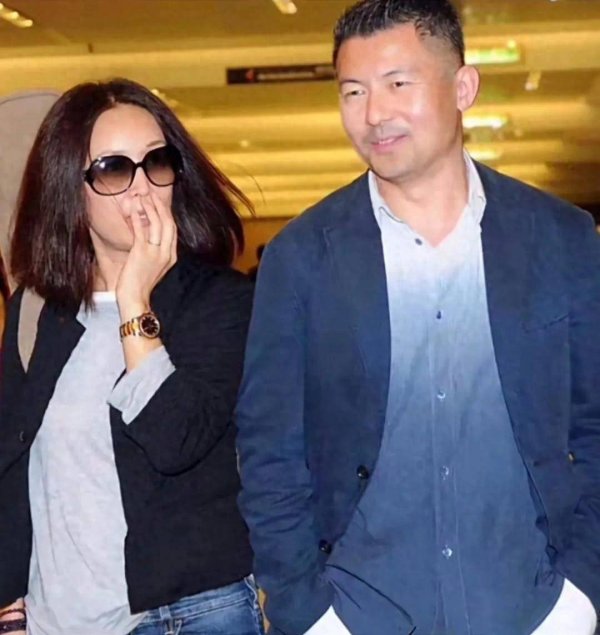 莆田安福相册 那英孟桐伦敦牵手逛街，寂寞名牌尽显岁月静好