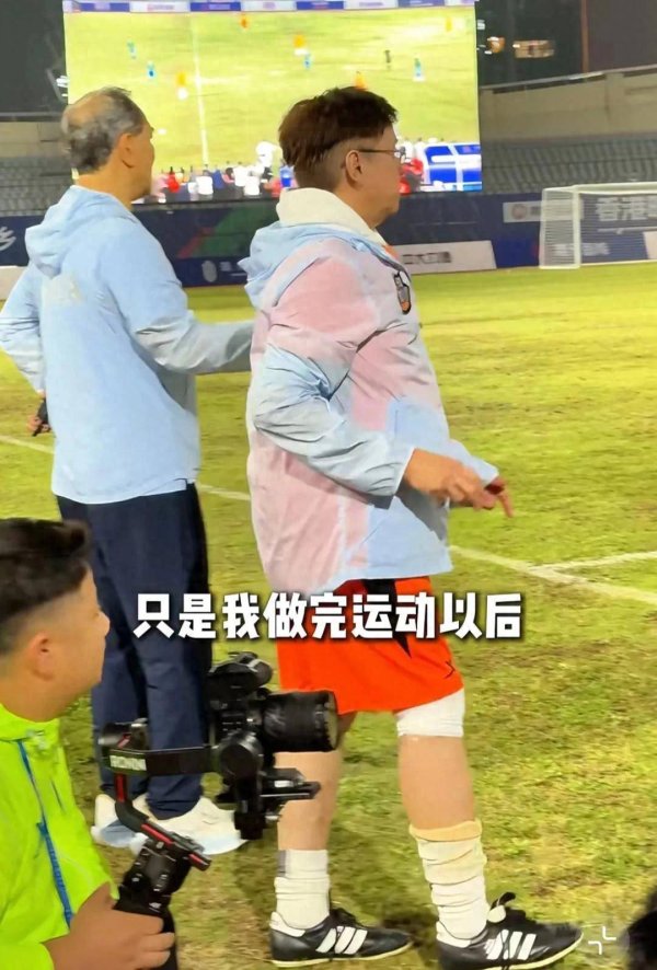 安福相册 75岁谭咏麟现身宁波咖啡店，腿细肚大体态肥胖