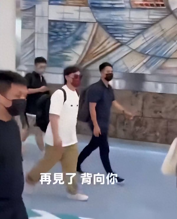 莆田安福相册 陈奕迅被传“弃世”后首出面，穿白T恤戴口罩低调出行