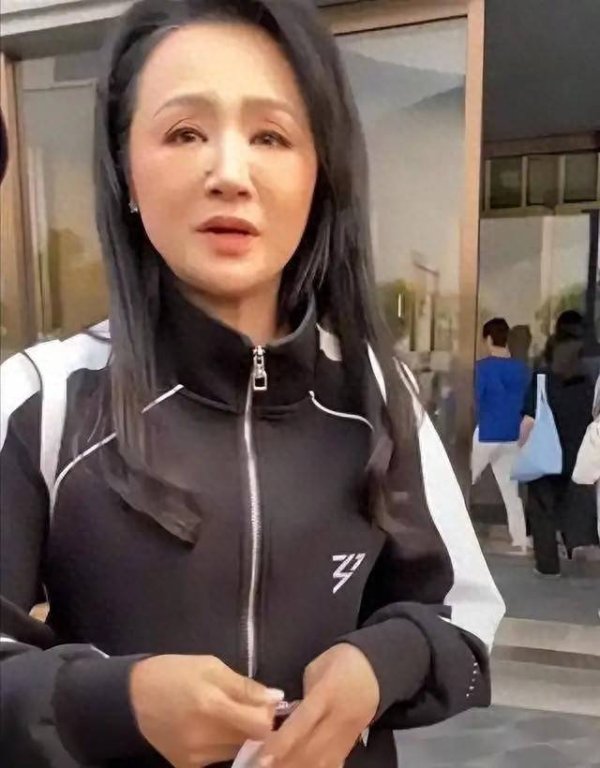 安福相册 51岁曹颖自曝患癌，术后8天高强度责任，最放不下14岁男儿