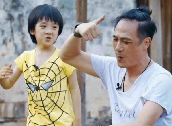 莆田安福家园 17岁费曼香港逛街，外在熟识体魄胖，神似爸爸吴镇宇