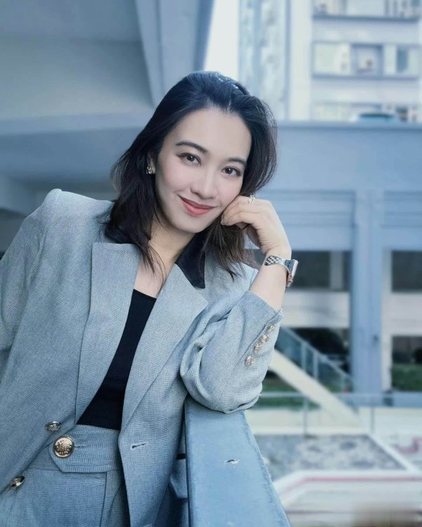 莆田安福相册 TVB女星转作念讼师8年续约，复出获老公接济！