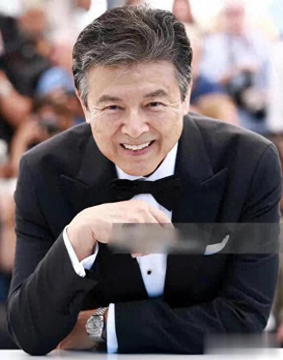 莆田安福家园 三浦友和73岁头发斑白，穿黑西服超帅，网友心理山口百惠