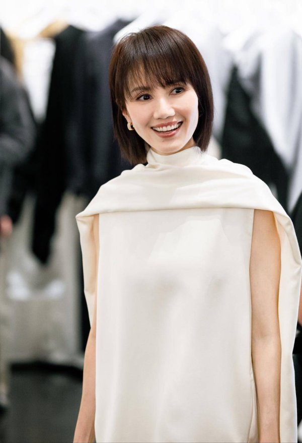 安福相册 袁泉气质高等！47岁穿白装皱纹难掩好意思，全场精明