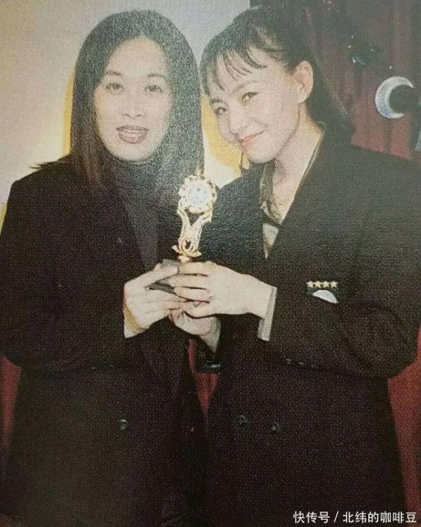 莆田安福相册 那英和宋丹丹现身北京SKP购物，两东说念主气场全开！首先阔气看中就买