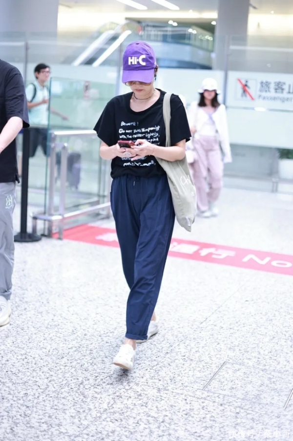 安福相册 马伊琍带火了“松弛感”穿搭，t恤 +九分裤+小白鞋，不像当妈的东说念主