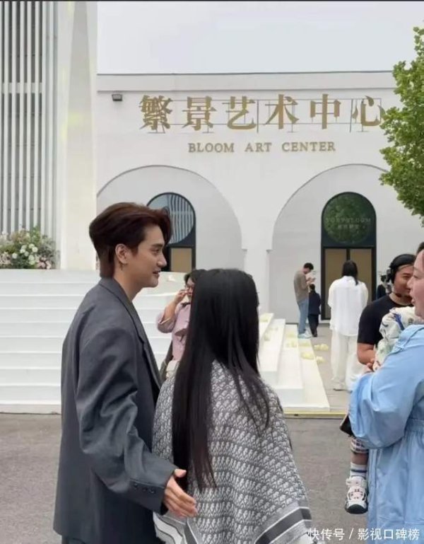 莆田安福相册 张檬坐月子技艺参预婚典，拎盛名牌包包，老公拿着保温箱装母乳