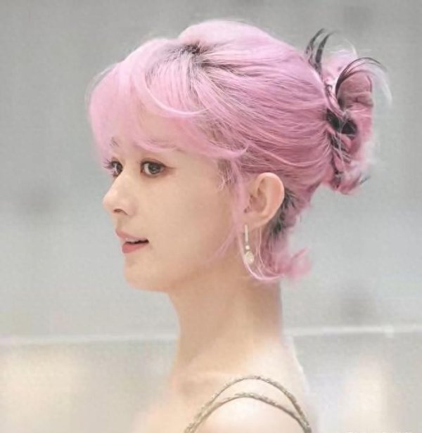 莆田安福家园 赵丽颖恋情曝光后首亮相，粉色发型惊艳，景况涓滴未受影响