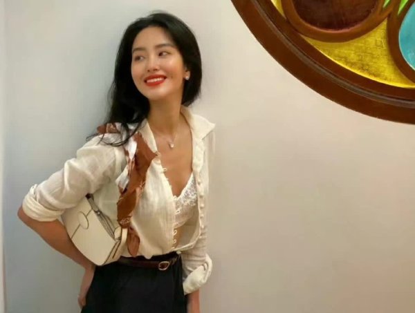 安福相册 杨采钰新恋情曝光，现任是蚊香巨头金鹿集团董事长孙子