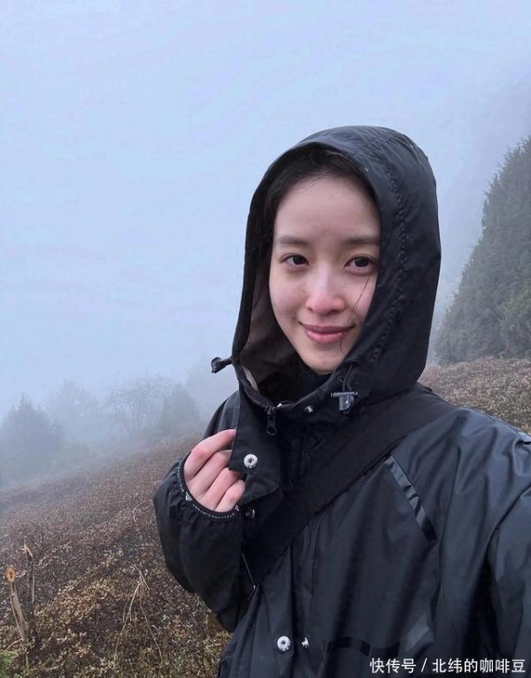 莆田安福家园 章泽天晒雨中素颜照，她的鼻头冻红了，她的合手法纹和刘强东不异！