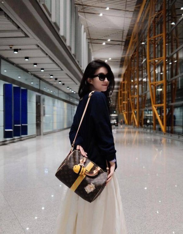 莆田安福相册 刘亦菲赴法造型吸睛，LV德训鞋配紫翡镯芳华权贵气