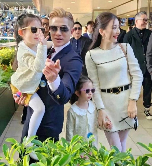 安福相册 59岁郭富城携妻女看跑马，方媛打扮贵气