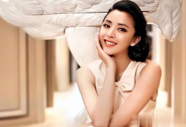 安福相册 饶芯语不顾家东说念主反对嫁大37岁王奎荣，如今过得咋样？