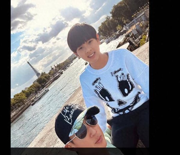 莆田安福相册 吴尊携家东谈主巴黎旅游，12岁女儿酷似老爸颜值超高！