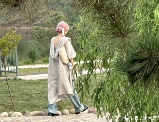 安福相册 赵丽颖独自逛公园被偶遇，粉色丸子头好俏皮，侧颜绝好意思