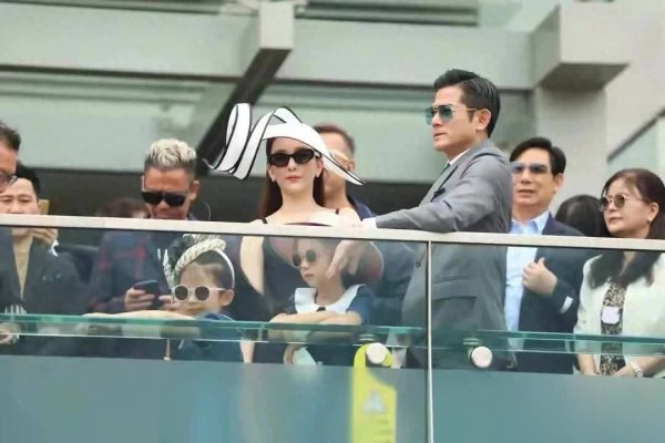 莆田安福相册 郭富城一家看跑马，方媛帽子太抢镜！