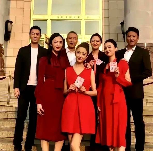 安福相册 姚晨佟丽娅朱亚文朱媛媛昔日合影曝光，笑脸灿烂神气满满