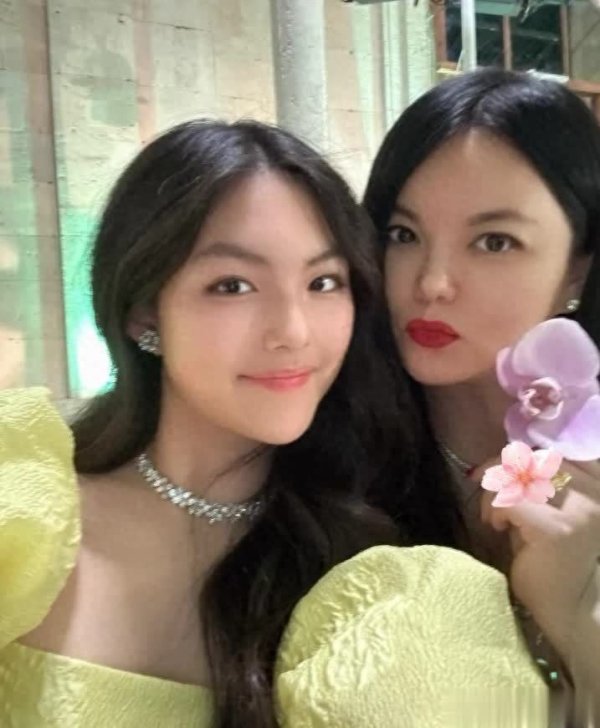 莆田安福相册 李湘陪男儿度假！王诗龄作念新好意思甲，母女嘟嘴拍照吃冰淇淋