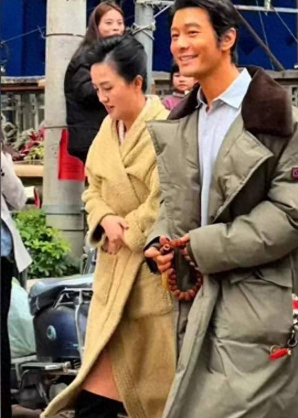 莆田安福相册 朱媛媛临终前片场照曝光！瘦脱相咳嗽，上昼不适下昼仍坚握拍